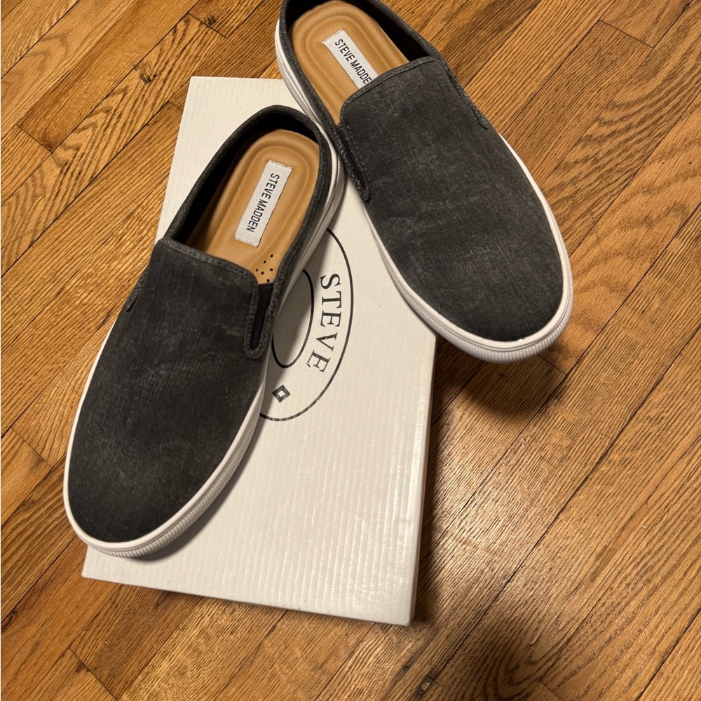 Men’s Steve Madden slip on deck shoe 
Size 11